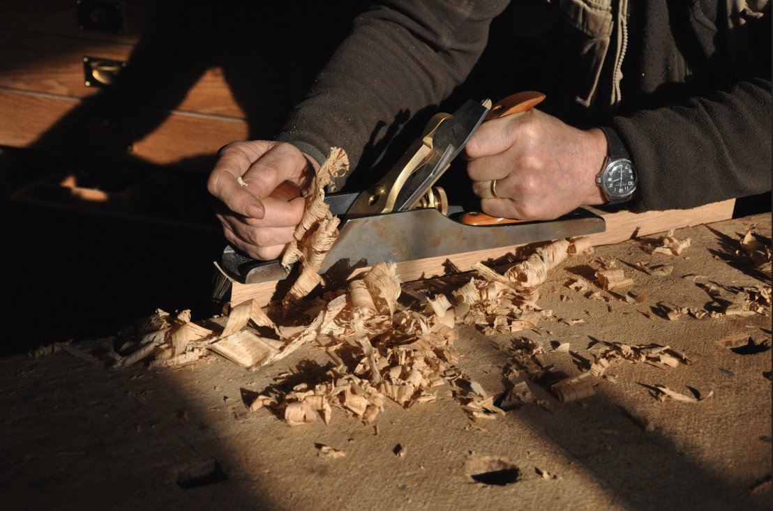 Ébéniste travaillant le bois